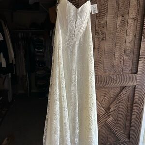 Brand new never been worn wedding dress